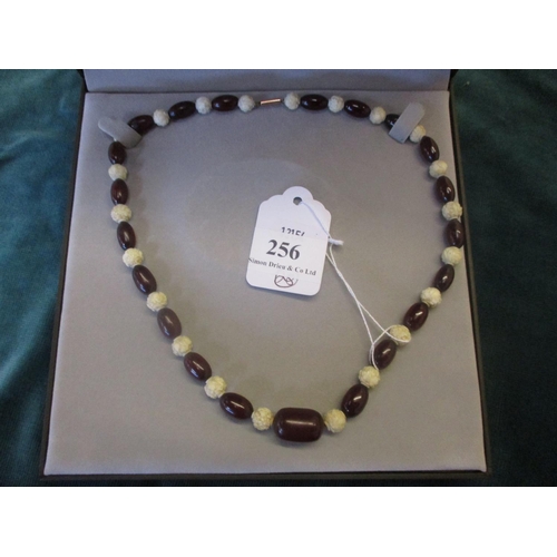 256 - A red amber necklace with 9 carat gold clasp