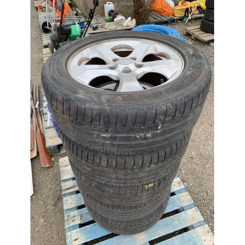 40 - A set of five Kia aluminium wheels and tyres 235/55R 17