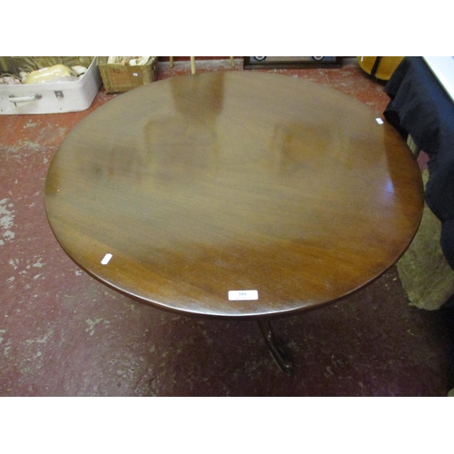 359 - A mahogany single pedestal circular lamp table in the Georgian style