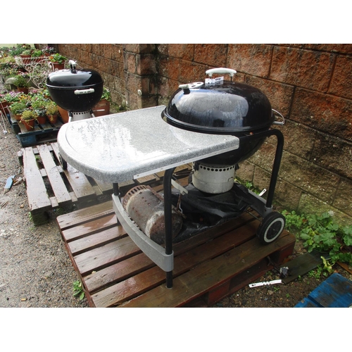 40 - A Weber kettle barbeque