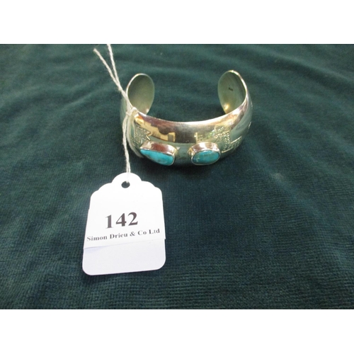 142 - A silver cuff bracelet set with turquoise