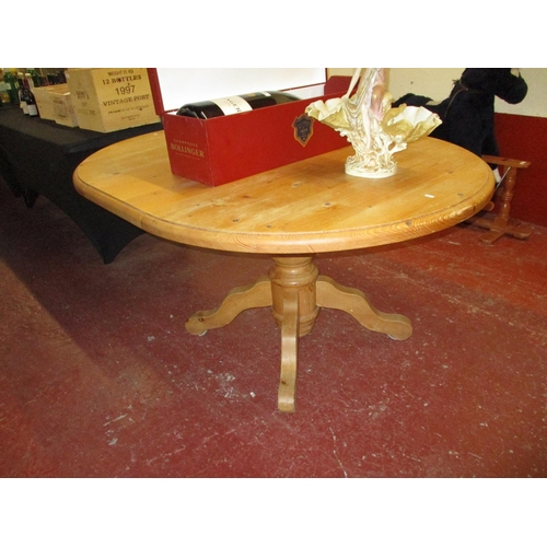 422 - A David Hick extending pine dining table