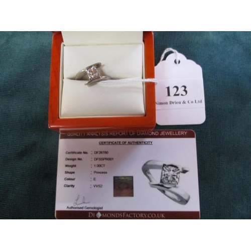 123 - An 18 carat white gold solitaire princess diamond ring (1 carat) (K/L)