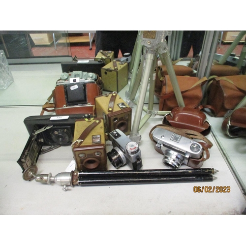 321 - An assortment of vintage cameras and photographic equipment