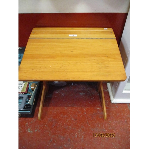 371 - A child's desk