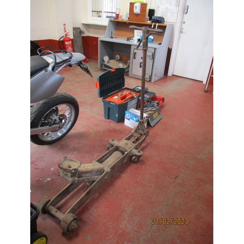 85 - A Dunlop hydraulic trolley jack