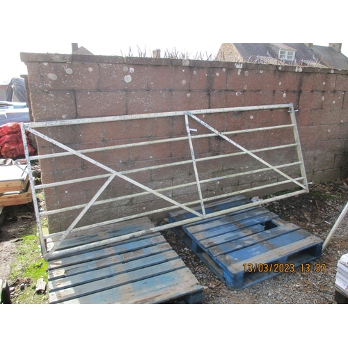 31 - A metal field gate (3.1m span approximately)