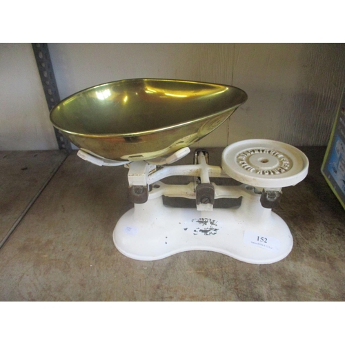 152 - A set of vintage kitchen scales