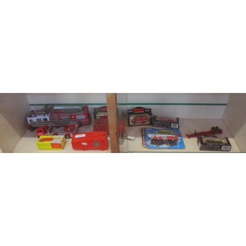 229 - Assorted diecast and other models pertaining to the fire service