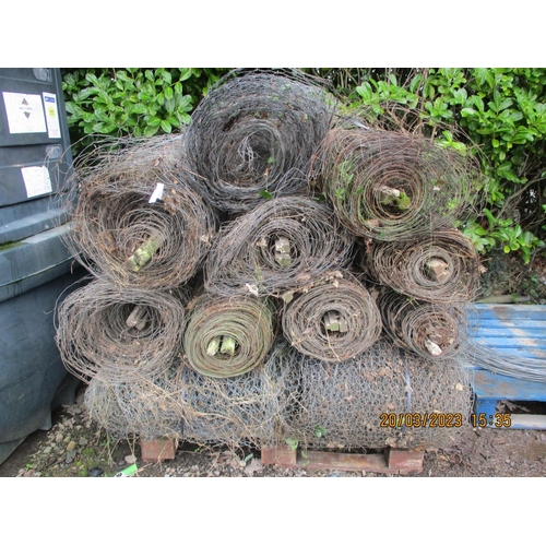 75 - Several rolls of galvanised chicken mesh and carnation wire