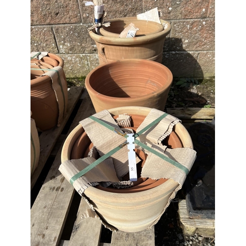 55 - A graduated set of four terracotta pots together with a graduated set of two terracotta planters and... 