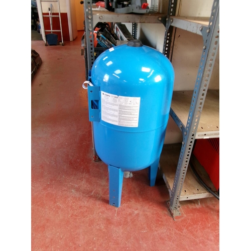 99 - A Lowara pressure vessel - new