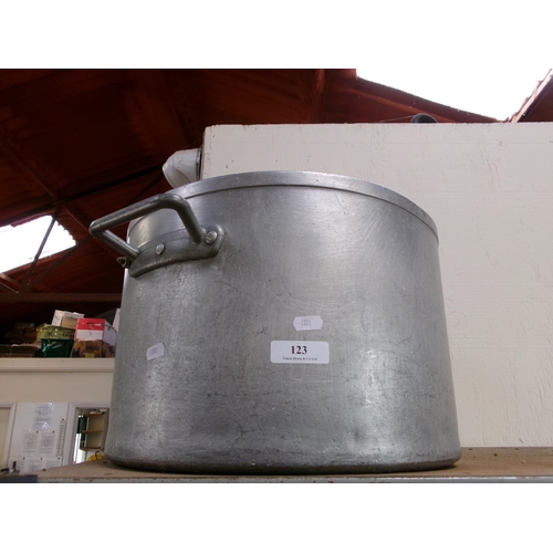 123 - A large aluminium crab pan