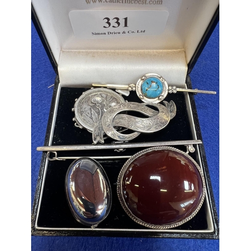 331 - A collection of vintage and silver brooches