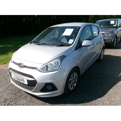 3 - A 2015 Hyundai i10 SE 1.0 five door hatchback J39645 (petrol/manual), odometer reading 27,693 miles ... 