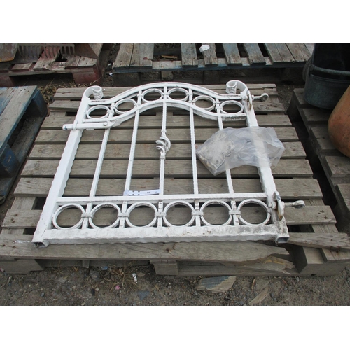 94 - A wrought iron garden gate (90cm span approx)