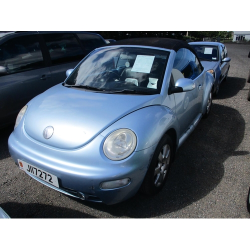 17 - A 2003 Volkswagen Beetle 2.0 convertible J117272 (petrol/manual), odometer reading 62,033 miles