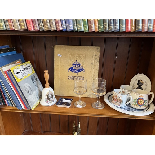 289 - A collection of commemorative ware pertaining to the Royal Family