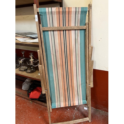 423 - A vintage deckchair