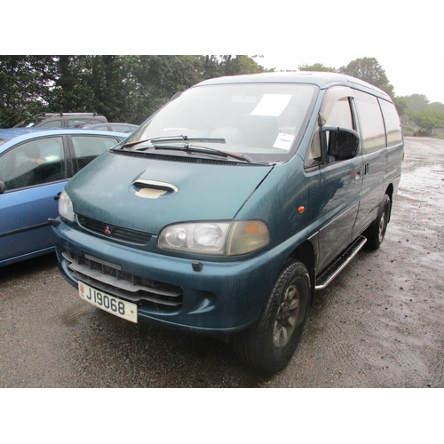 17 - A 1995 Mitsubishi Delica 2.8 TDi 4 x4 MPV J19068 (diesel/automatic), odometer reading illegible