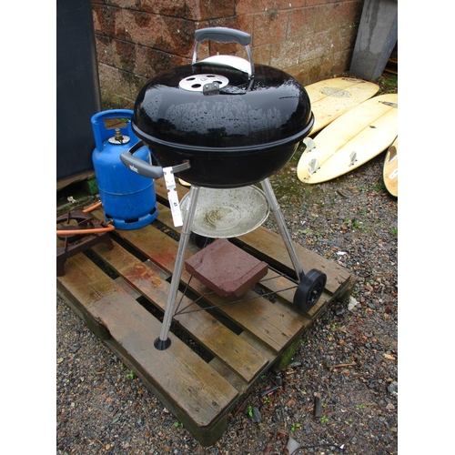 45 - A Weber kettle barbeque