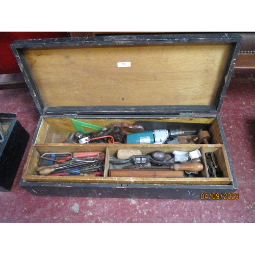 231 - A vintage wooden carpenter's tool chest containing an assortment of tools