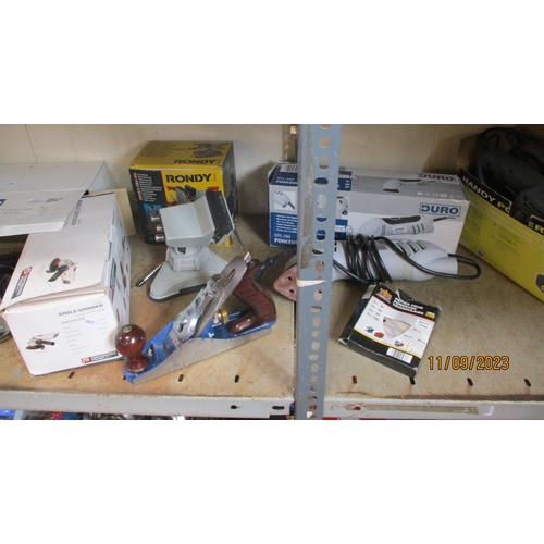 107 - An assortment of various power tools, a Record drill vice, a Stanley carpentry plane etc.