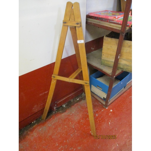 386 - A vintage easel