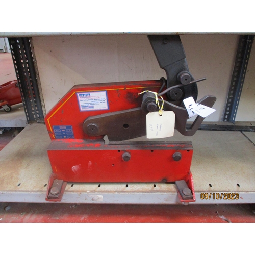 137 - A Sealey metal cutting guillotine