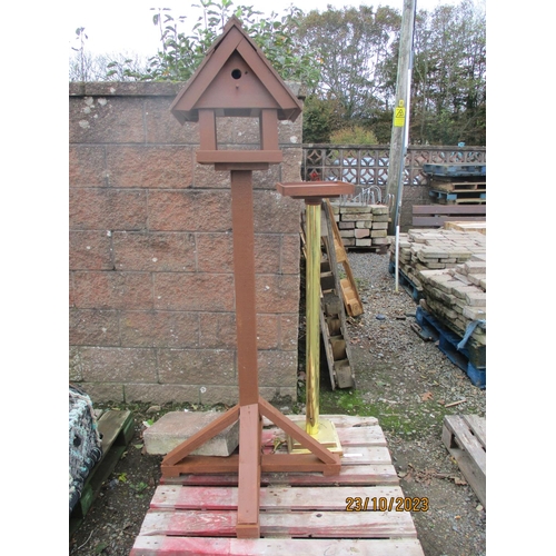 33 - A wooden bird house together with a wooden and gilded bird table