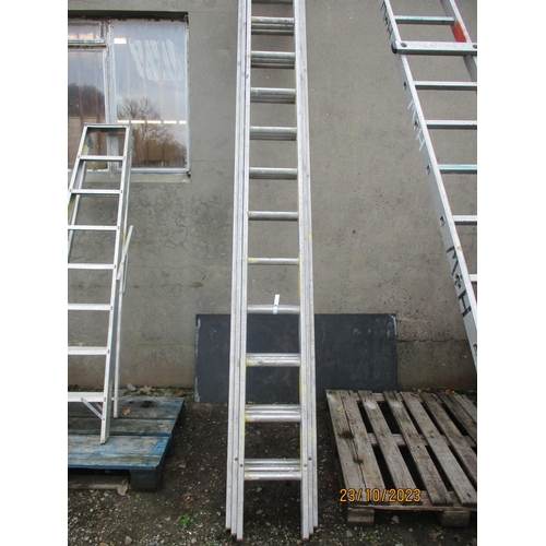 48 - An aluminium thirteen tread triple extension ladder