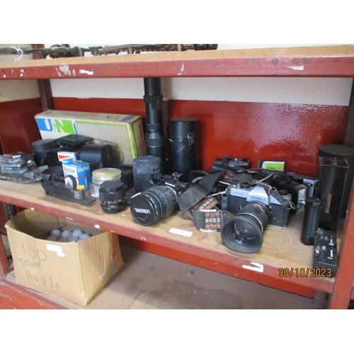 123 - Assorted cameras and photographic equipment