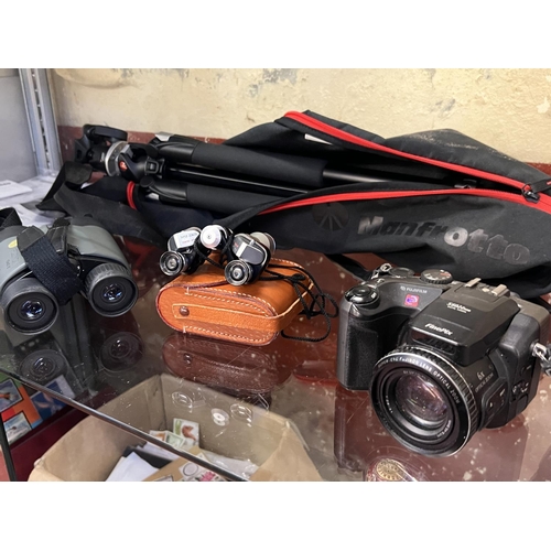 422 - A pair of Fujinon 10x42 binoculars, a pair of Super Zenith 8x20 binoculars, a FinePix camera and a t... 