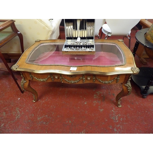 337 - A fine French Kingswood and Ormolu mounted bijouterie table (key with auctioneer)