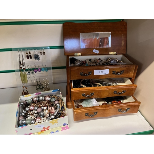 117 - A mahogany jewellery chest together with with assortment of jewellery