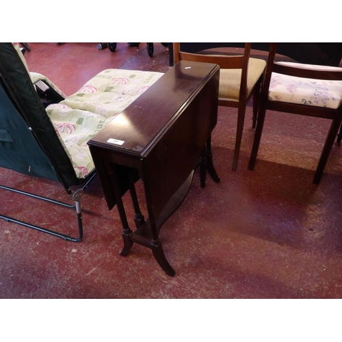 239 - An Edwardian walnut Sutherland tea table