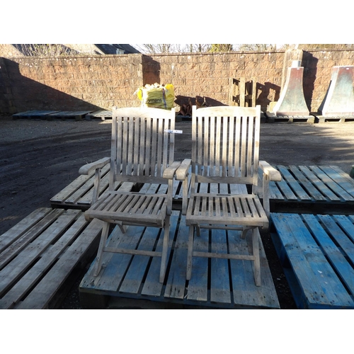 39 - A pair of teak folding garden chairs