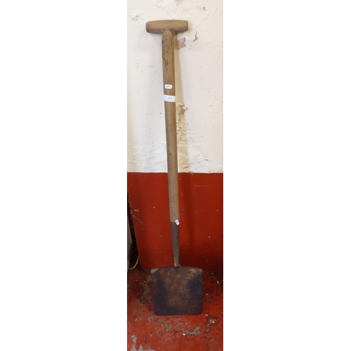 113 - A bulldog garden spade