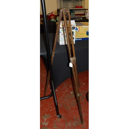 303 - An adjustable folding tripod