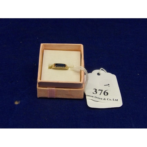 376 - A 9 carat gold and onyx signet ring