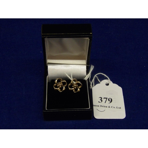 379 - A pair of 9 carat gold flower earrings