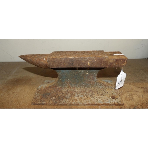 122 - An engineering anvil of diminutive form
