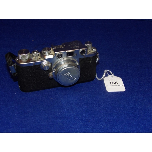 166 - A vintage Leica 488944 camera (base missing)