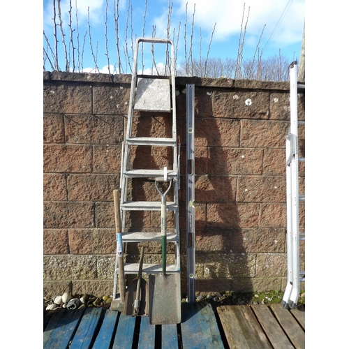 32 - An aluminium step ladder, a spirit level, a shovel, a sledge hammer and an entrenching tool