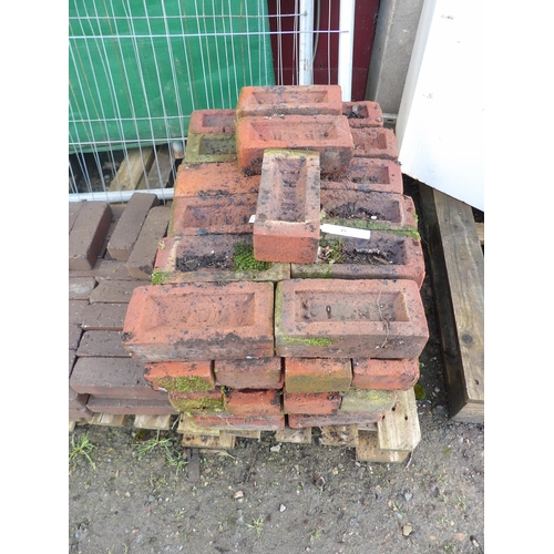 49 - A quantity of red bricks and fire bricks