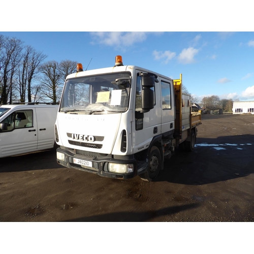 15 - A 2013 Iveco ML100E 18D crew cab tipper J40210 fitted a side platform lift J40210, odometer reading ... 