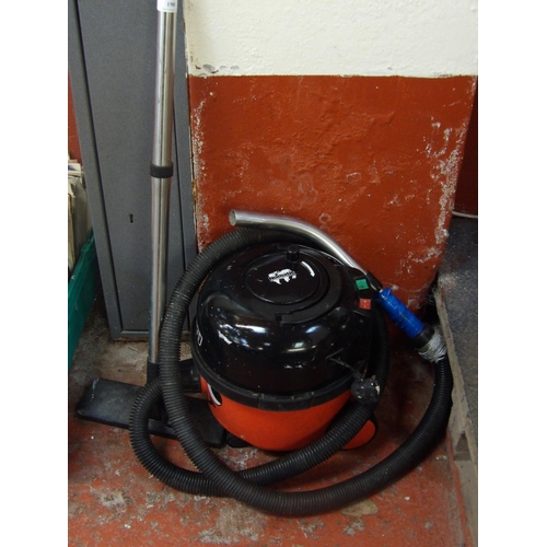 190 - A Numatic Henry vacuum cleaner