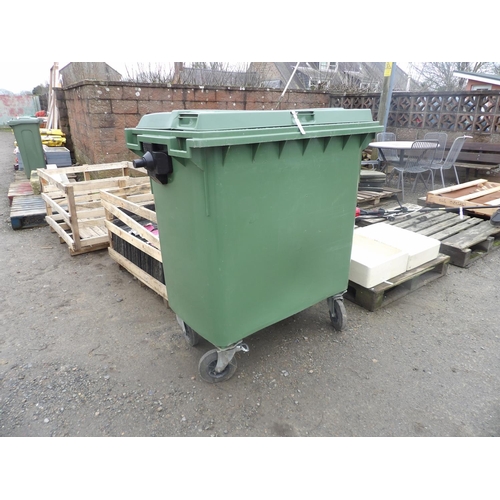 33 - A commercial green PVC wheelie bin