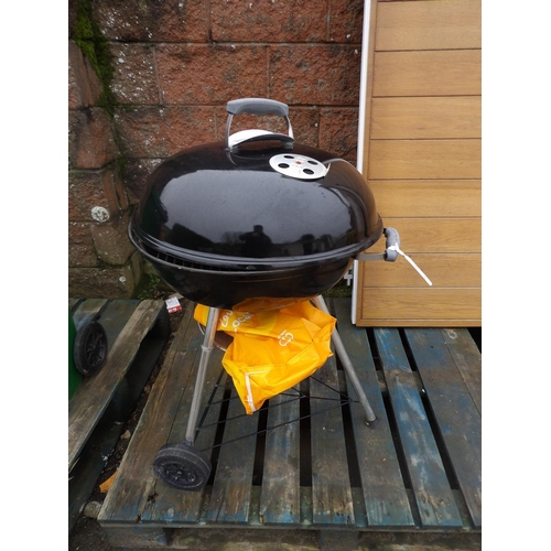 43 - A Weber kettle barbeque