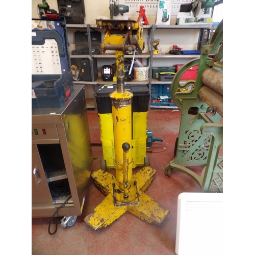 92 - A hydraulic pedestal workshop jack